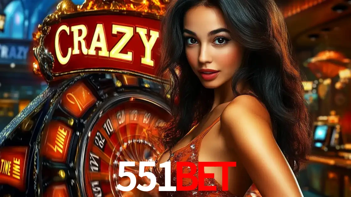 Mulher glamourosa olhando para a câmera com a roda vermelha do Crazy Time ao fundo em um ambiente de cassino, destacando a emoção dos jogos ao vivo no 551BET.